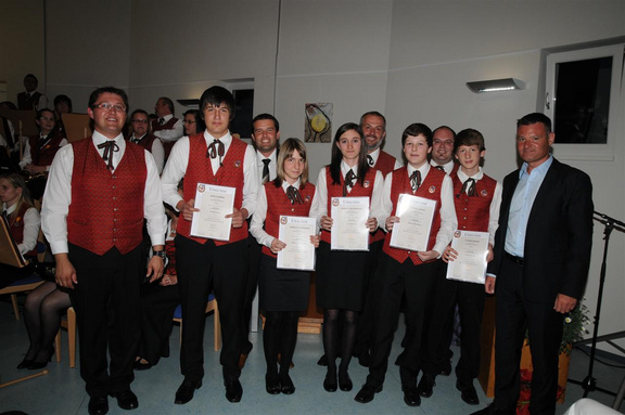 Kapellmeister Andreas Heschl, Marco Weber, Bürgermeister Ewald Bürger, Theresa Schermann, Sarah Fleischhacker, Bezirksobmann Erwin Stifter, Michael Bauer, Obmann Martin Hetliner, Florian Bauer, Bezirkskapellmeister Johann Kausz