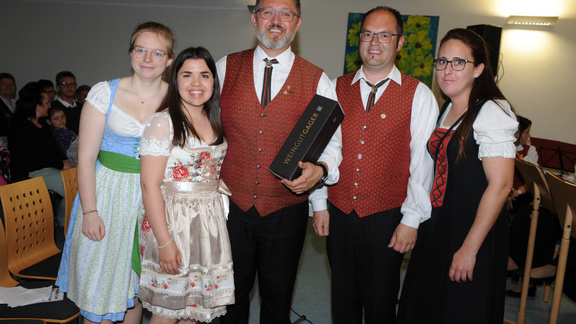 Kapellmeister Andreas Heschl erhält von seinen Marketenderinnen ein Geschenk zum Geburtstag