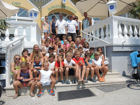 Gruppenfoto vor dem Burgenländer Hof