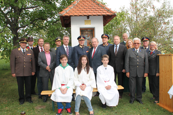 Foto von links nach rechts: Mit dabei waren die Ministranten Rene Renner, Denise Wachter, Martin Stifter. Weiters:  Josef Wendel, Franz Dampf, Wolfgang Kastner, Fred Hacker, Andreas Jordanich, Rudolf Geißler, Werner Fasching, Nationalratspräsident Fritz Neugebauer, Peter Graf, Josef Thurner, Fritz Mannsberger, Heike Hohensinner-Blütner, Franz Stifter, Josef Stifter, Angela Pekovics.