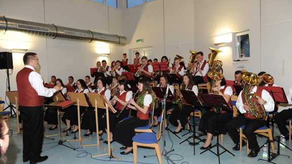 Der Musikverein Pilgersdorf auf der Bühne im Gemeindehaus Pilgersdorf