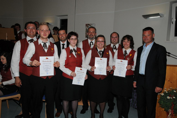 Kapellmeister Andreas Heschl, Matthias Heiling, Bürgermeister Ewald Bürger, Katrin Heissenberger, Bezirksobmann Erwin Stifter, Pia Stifter, Obmann Martin Hetliner, Eva Harter, Bezirkskapellmeister Johann Kausz