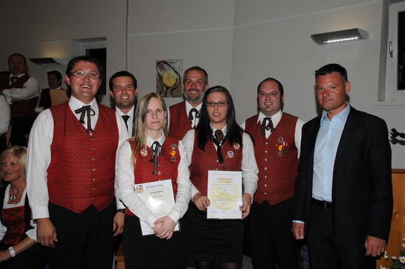 Kapellmeister Andreas Heschl, Bürgermeister Ewald Bürger, Silvia Weber, Bezirksobmann Erwin Stifter, Julia Schwarz, Obmann Martin Hetliner, Bezirkskapellmeister Johann Kausz